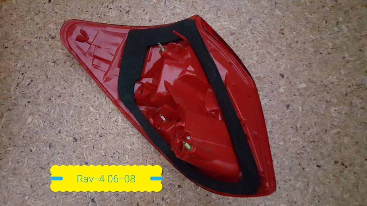 FARO POSTERIOR DERECHO TOYOTA RAV-4 2006 AL 2008